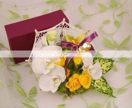 Aranjament floral Retro Chic in umbreluta de Dantela
