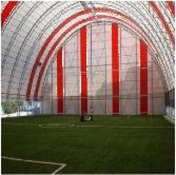 Structura pe arce metalice pentru acoperire teren sport de la Conamo Sport Srl