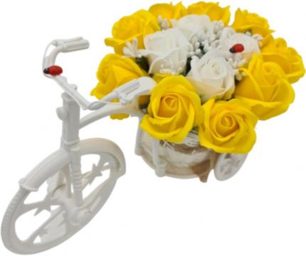 Aranjament floral trandafiri galben Bicicleta cu flori de la Dali Mag Online Srl