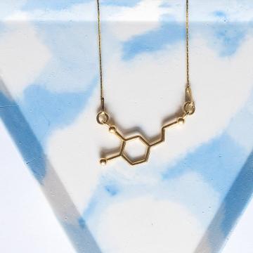 Colier argint placat cu aur cu molecula Dopaminei de la Raw Jewellery Srl