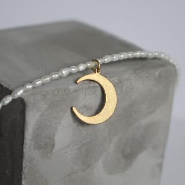Colier din perle cu luna de alama de la Raw Jewellery Srl
