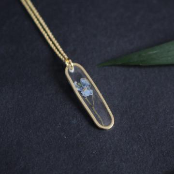 Colier minimalist cu floare de nu-ma-uita de la Raw Jewellery Srl