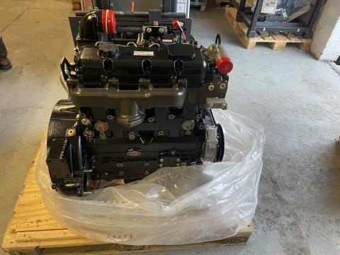 Motor Perkins 1104D-44 NK83394 - nou de la Engine Parts Center Srl