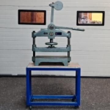Presa-stanta Tranklein de la Kronstadt Papier Technik S.a.