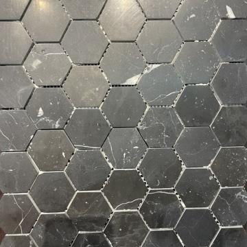 Mozaic marmura Nero Marquina Hexagon mata 31.2 x 30 cm de la Piatraonline Romania