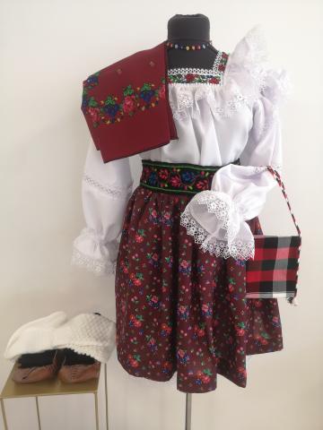 Costum popular pentru doamne de Maramures complet