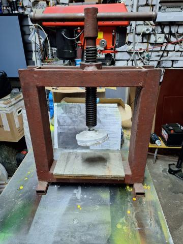 Presa mica, cu surub de la SC As Consult SRL