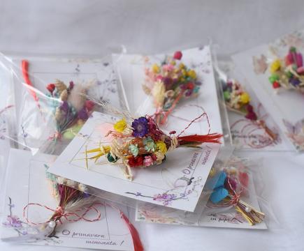Set 10 martisoare buchetele colorate din flori uscate MC01 de la Flower Power Gift