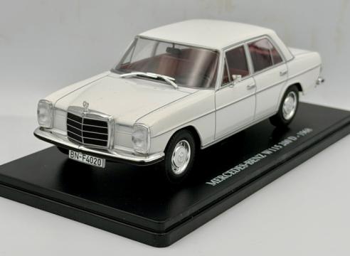 Macheta auto Mercedes-Benz W115 200D 1968 alb , scara 1:24