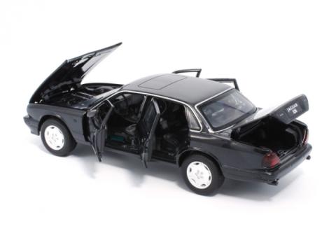 Macheta auto Jaguar XJ6 negru, lumini, sunet directie activa de la Hobbyplanet Romania